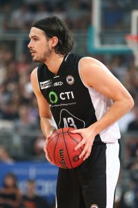 Melbourne United go top after pipping Illawarra