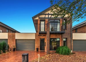 A walk in the park: 90 Jindabyne Avenue, Taylors Hill, 3037