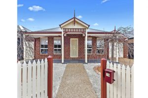 Time to move on up: 10 Rosella Crescent, Caroline Springs, 3023