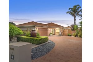 Sophisticated haven: 6 Laverock Court, Taylors Lakes, 3038