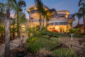 Grand getaway: 6 Witchmount Close, Hillside, 3037