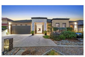 Luxury lifestyle: 7 Newland Walk, Cairnlea, 3023