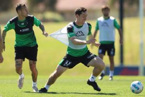 Collins earns United contract