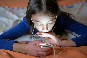 Screen time limits help young minds